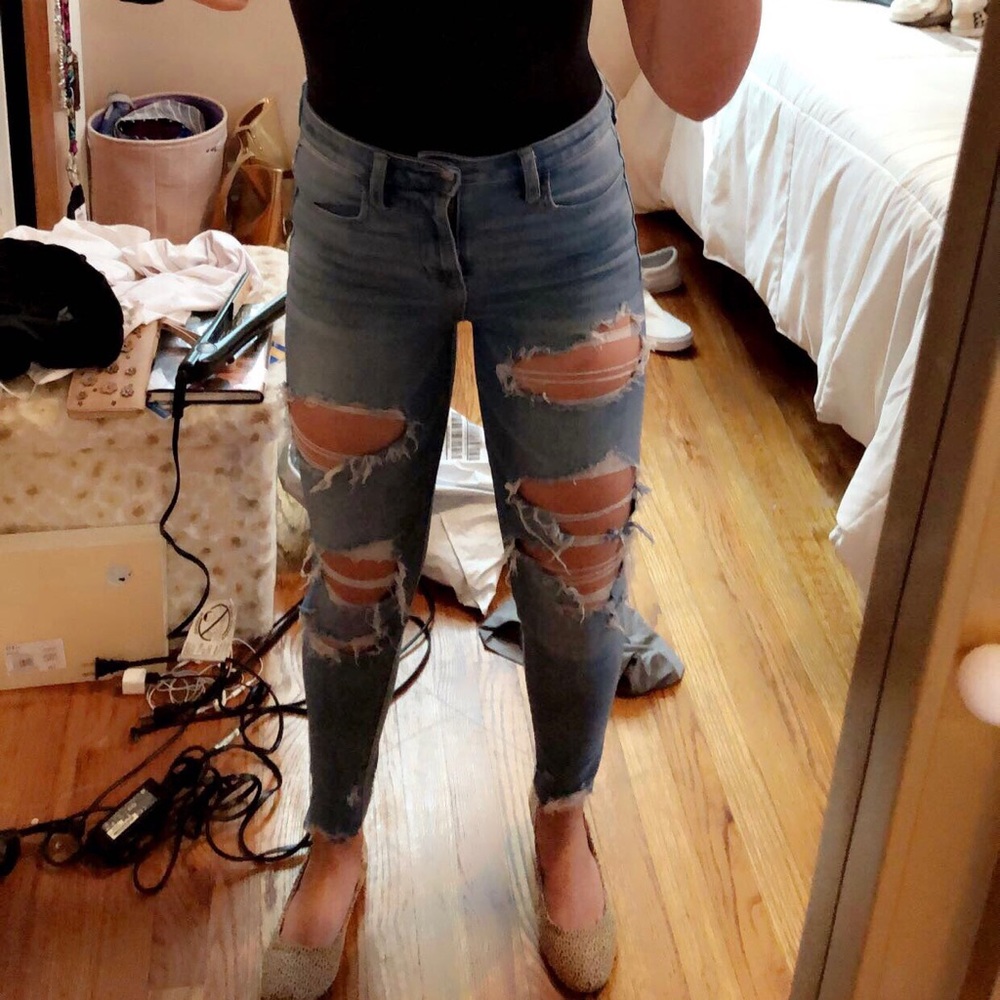 AEO Light Wash Ripped jeans